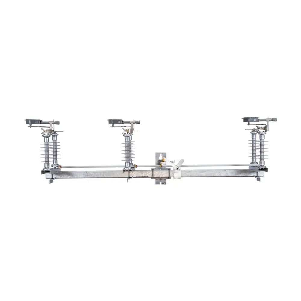 Seccionador tripolar de distribucion tipo M-Force 38 kV 900A 200kV BIL horizontal M3HA2SC3KSU Eaton Cooper Power Series Se incluye: . - (Modificacion Switch - Mecanismo conversion Vertical) . - (Modificacion Switch - Mochila seccionador)  Maximo ancho entre poste 2.5 metros